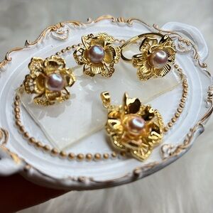 Fresh water flower lavender pearl set in gold. Pls follow me for special deals!